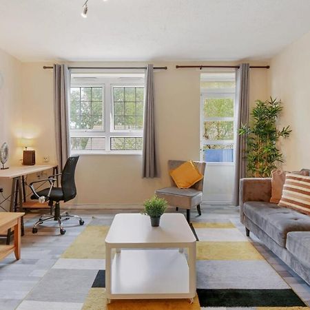 The Serene 2-Bedroom Flat W Free Street Parking サットン エクステリア 写真