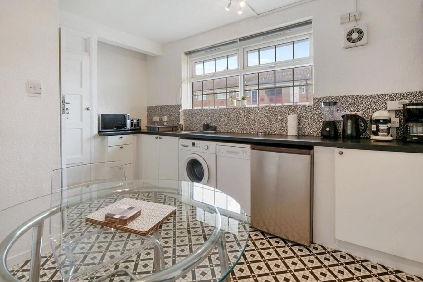 The Serene 2-Bedroom Flat W Free Street Parking サットン エクステリア 写真