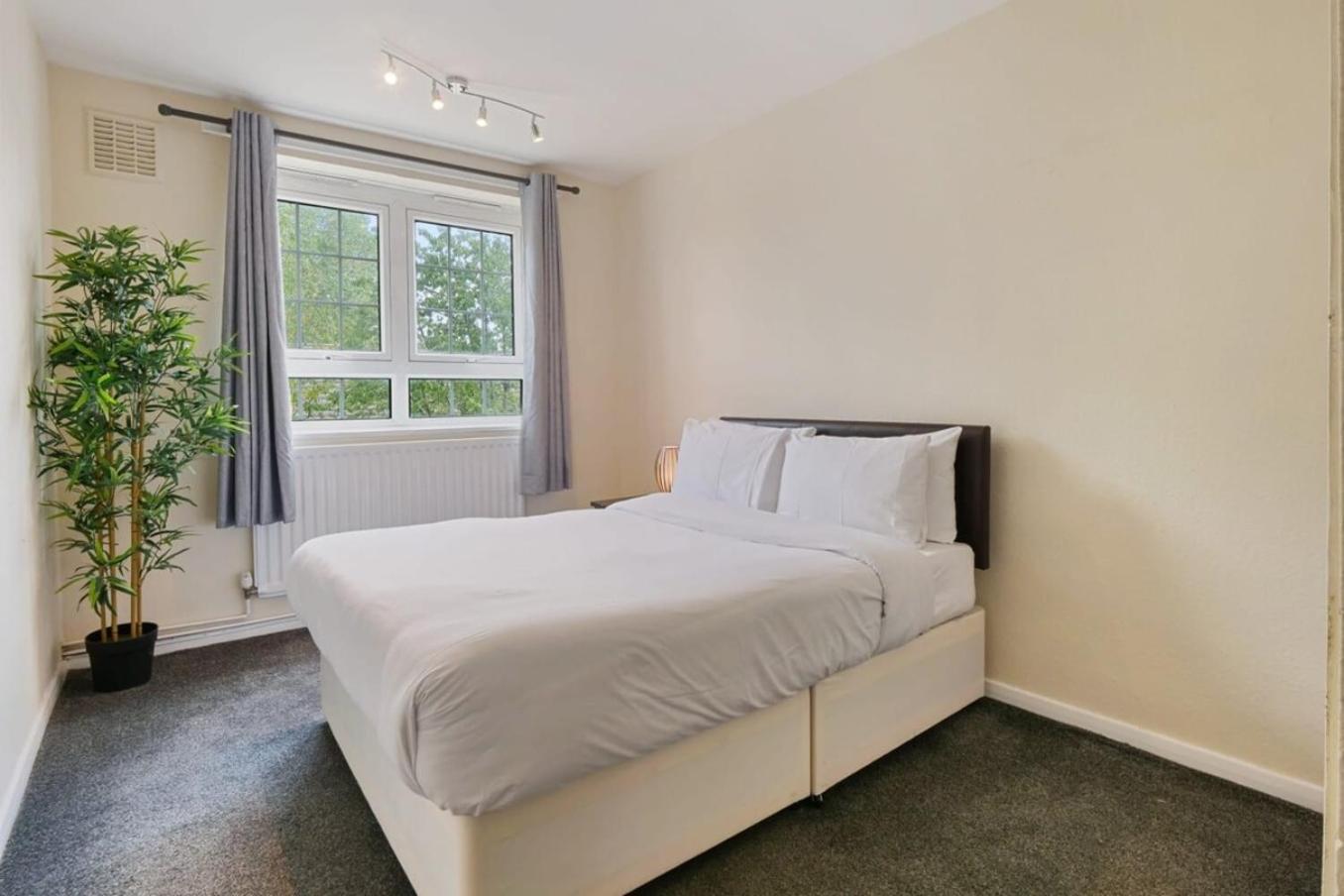 The Serene 2-Bedroom Flat W Free Street Parking サットン エクステリア 写真